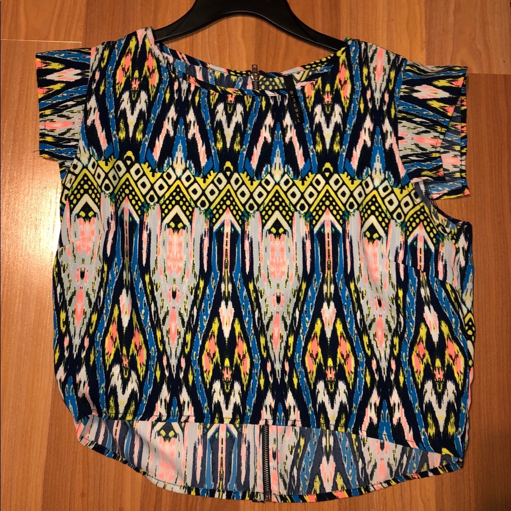 Patterned shirt with a zip up back